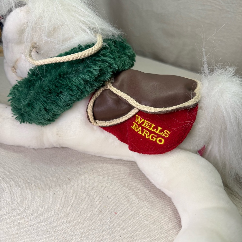 Wells Fargo Plush Horse with Wreath - 2003 - Toys R Us - Vintage - Picture 6 of 15